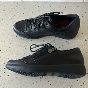 Munro Portia Women's Black Leather Zip Lace Up Comfortable Sneakers Sz 8 NARROW